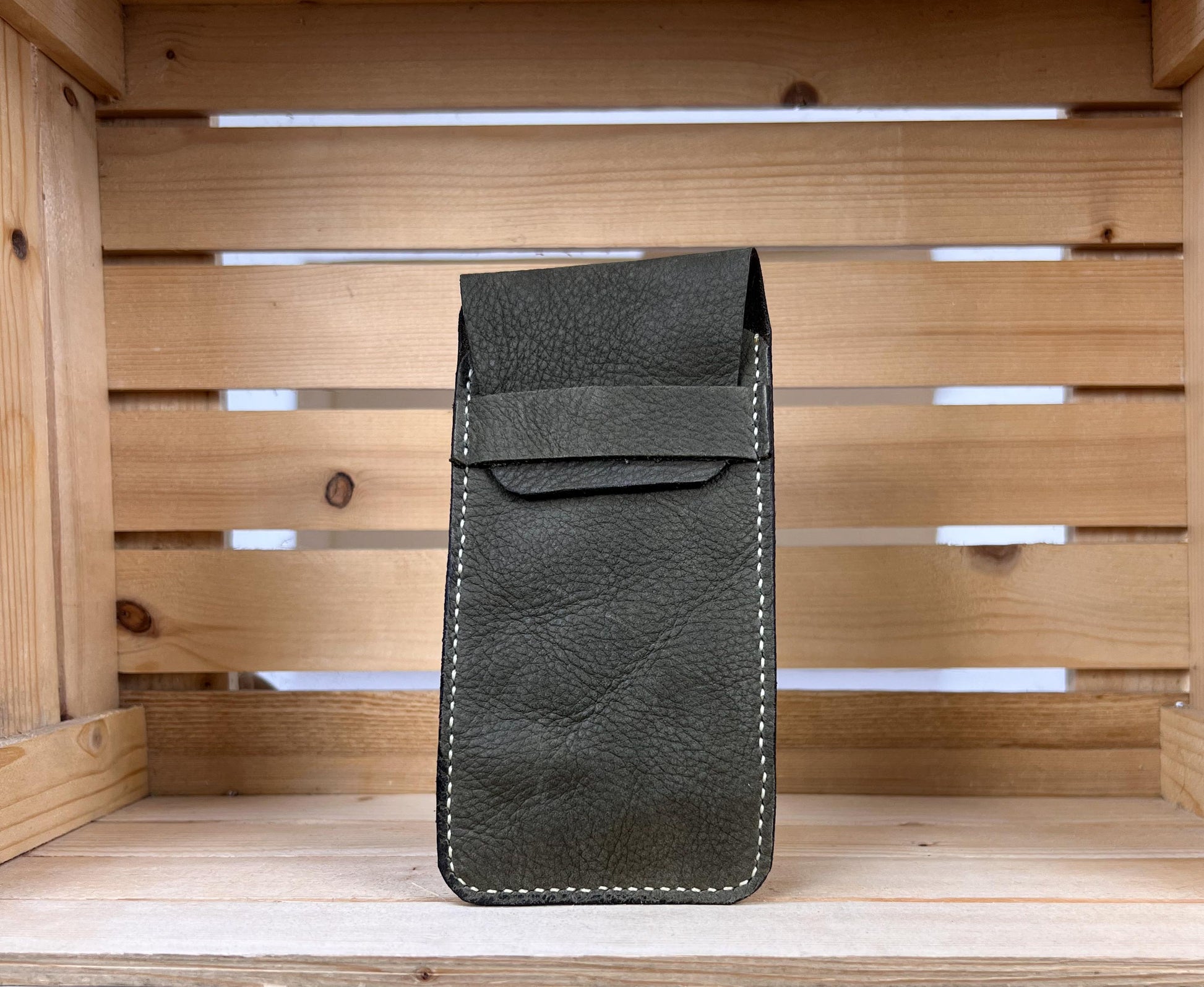 Texture et consistance – Etuis lunettes artisanaux en cuir – artisanal marocain – Fidari Market Casablanca
