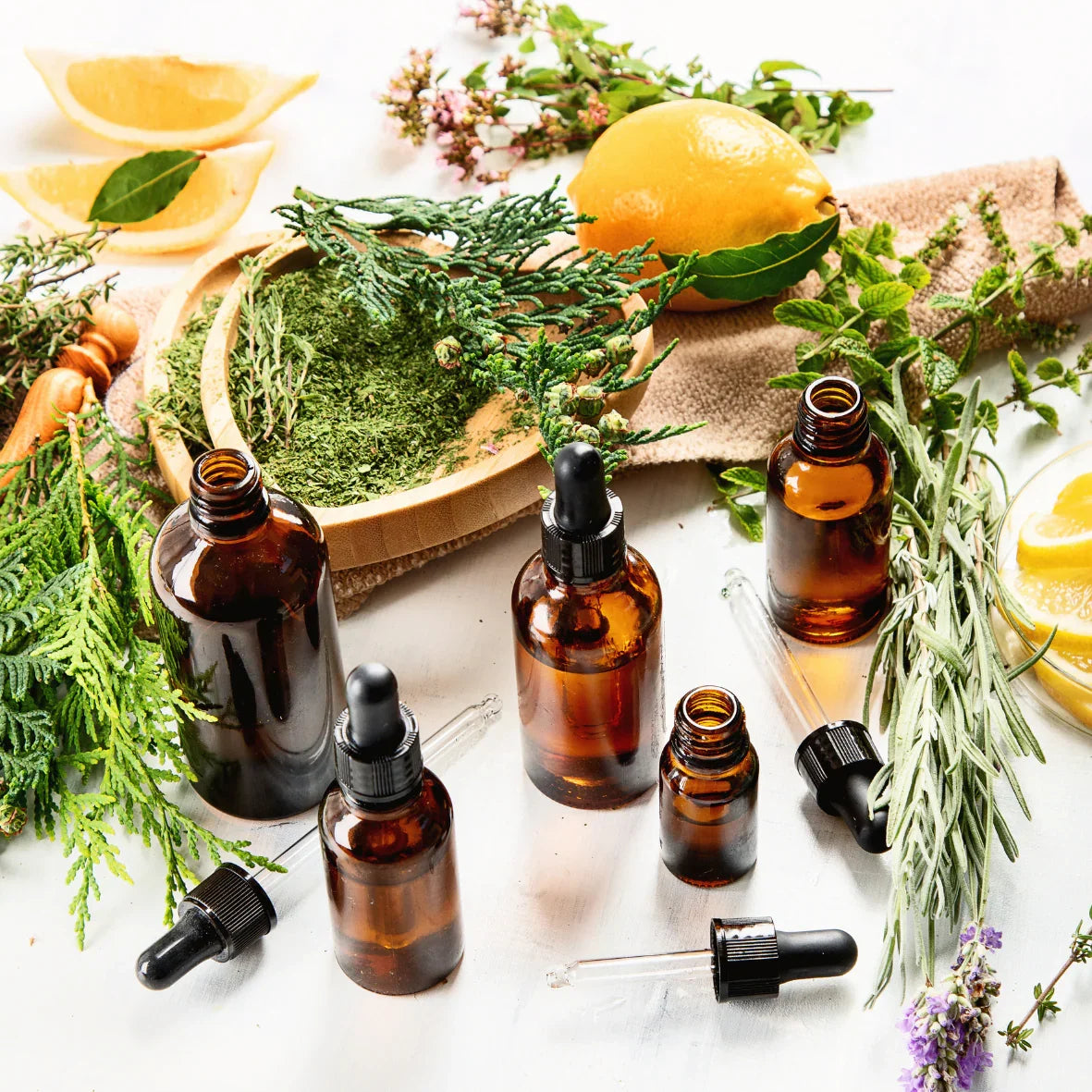 Huiles essentielles naturelles avec citron, lavande et herbes fraîches pour bien-être et cosmétiques